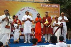 With Former MP and Central Minister Anantha Kumar Dr R Nagarathna Didi Swami Vachananda at 1st IDY 2014